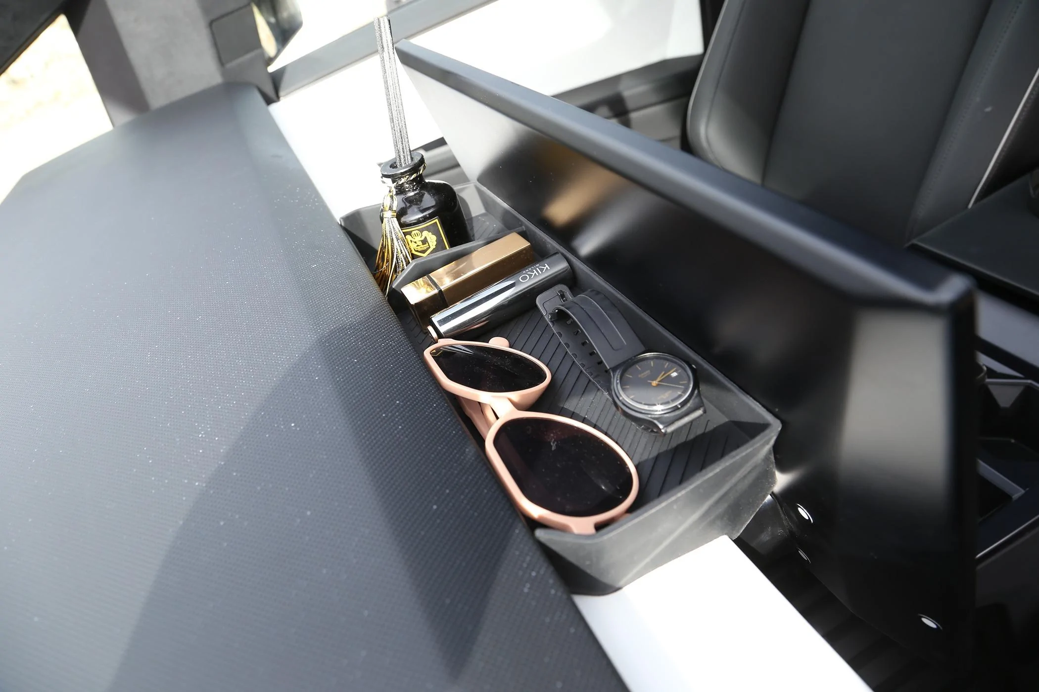 Tesla Roadster 2nd gen Whether to install a holder for phone and tablet on Dashboard Tray? IMG_4413