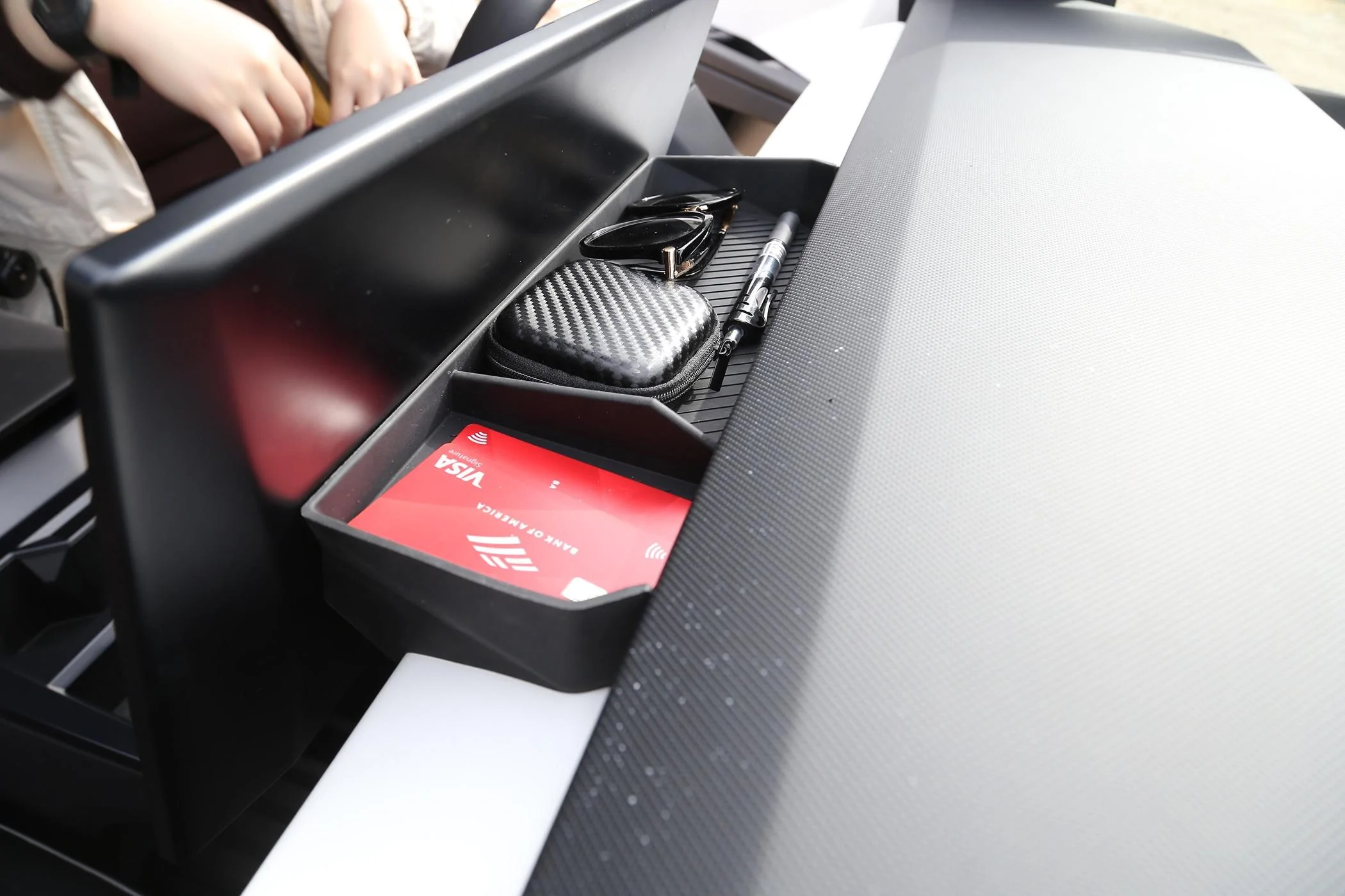Tesla Roadster 2nd gen Whether to install a holder for phone and tablet on Dashboard Tray? IMG_4418