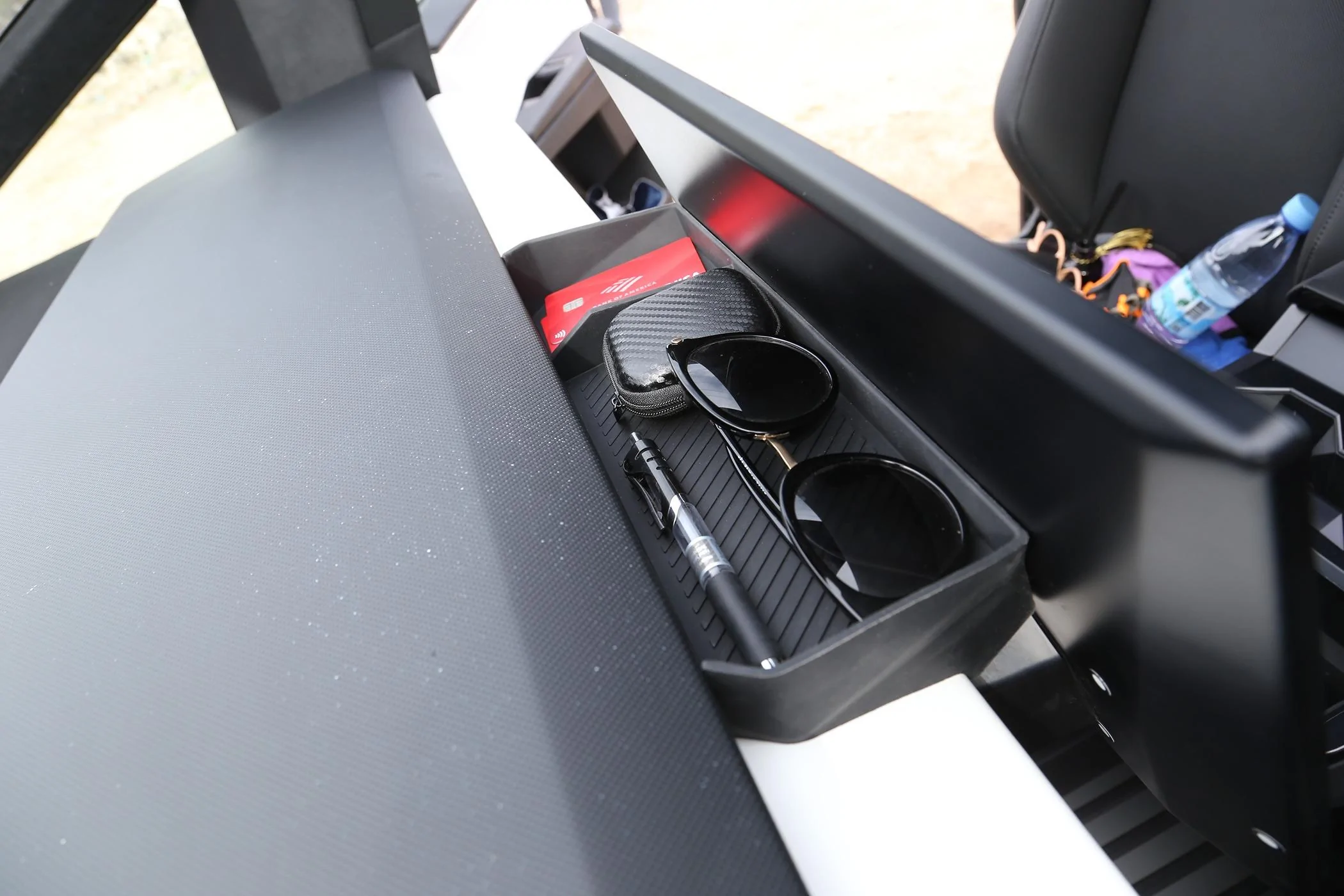 Tesla Roadster 2nd gen Whether to install a holder for phone and tablet on Dashboard Tray? IMG_4424