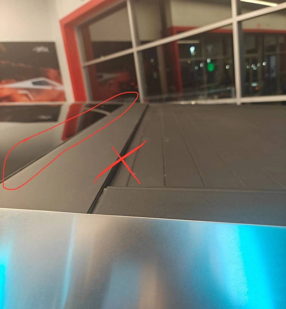Tesla Roadster 2nd gen Vault cover question - missing piece? IMG_4624