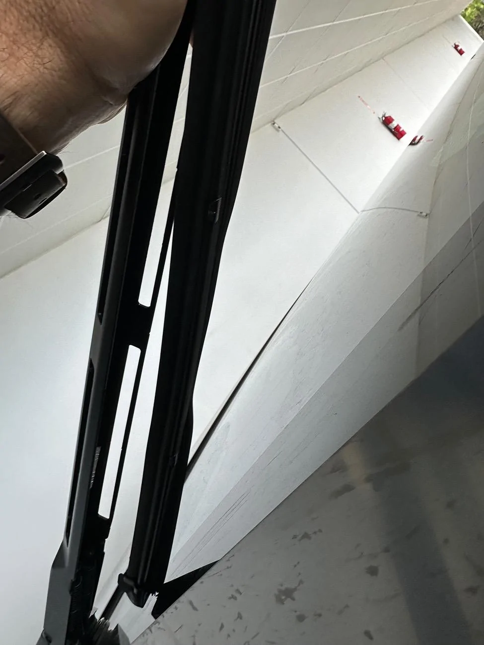 Tesla Roadster 2nd gen Windshield wiper blade fail IMG_4713