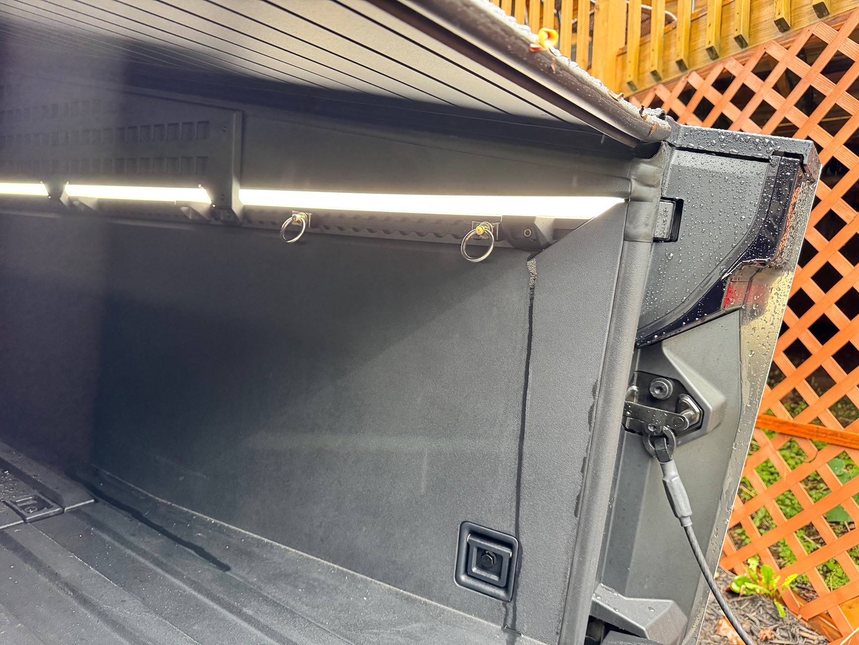Tesla Roadster 2nd gen Vault cover question - missing piece? IMG_5248