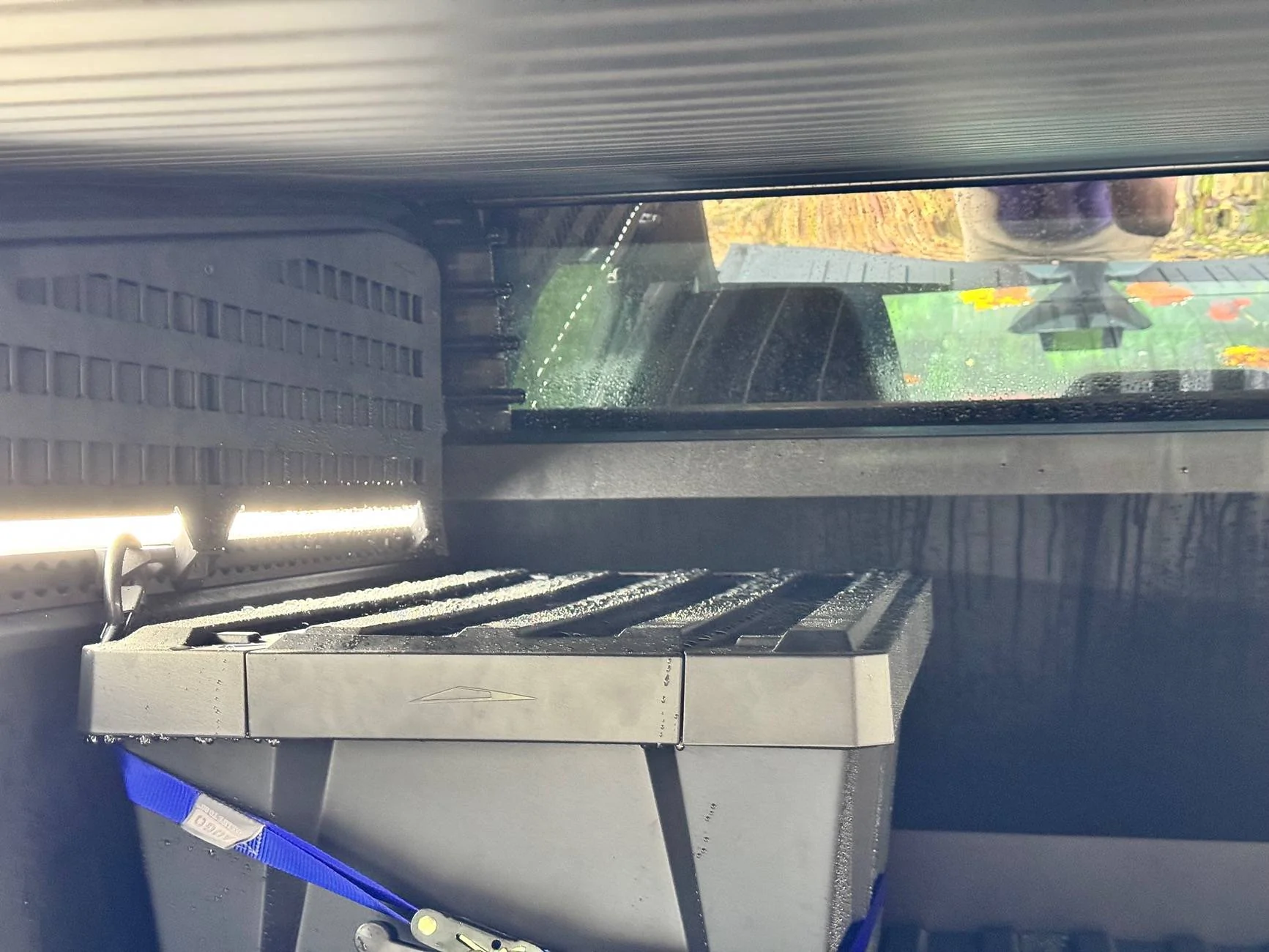 Tesla Roadster 2nd gen Vault cover question - missing piece? IMG_5249