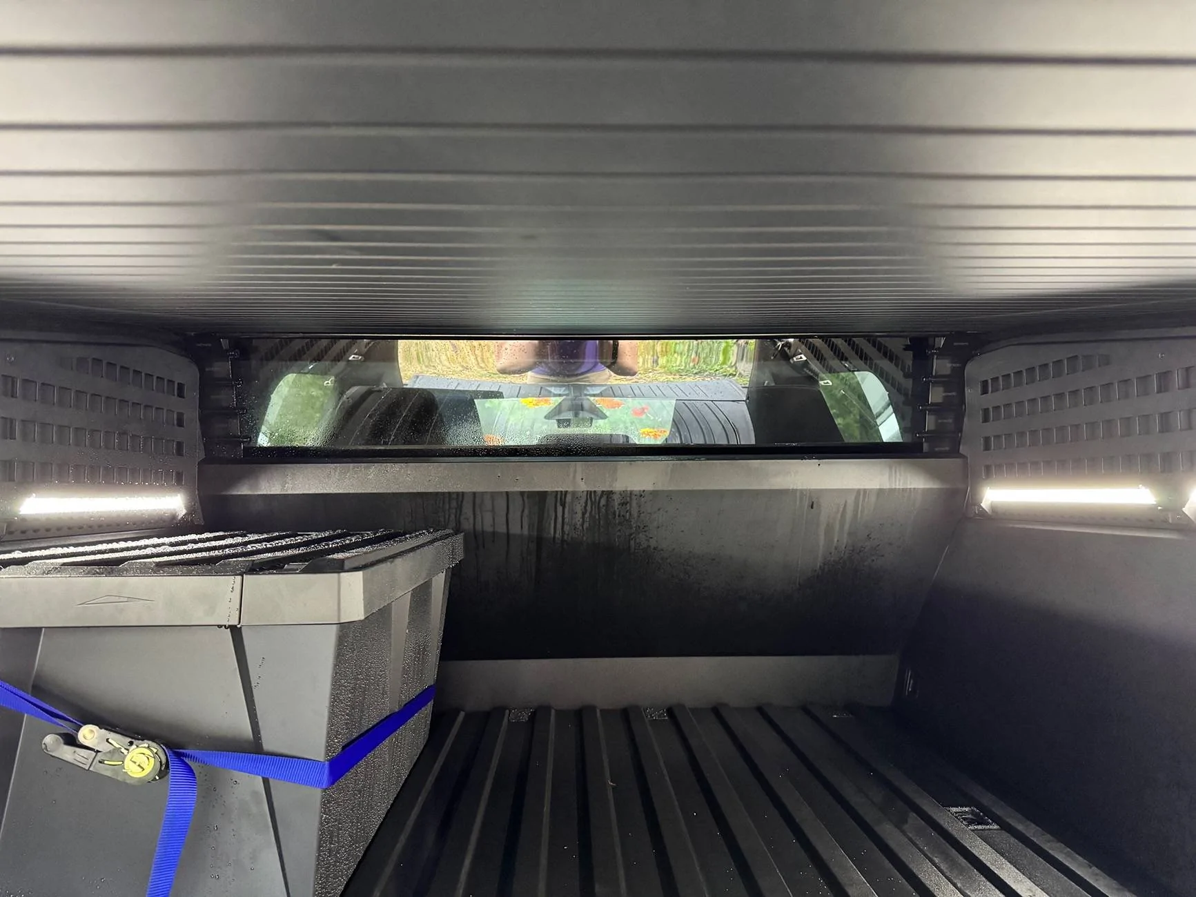 Tesla Roadster 2nd gen Vault cover question - missing piece? IMG_5250
