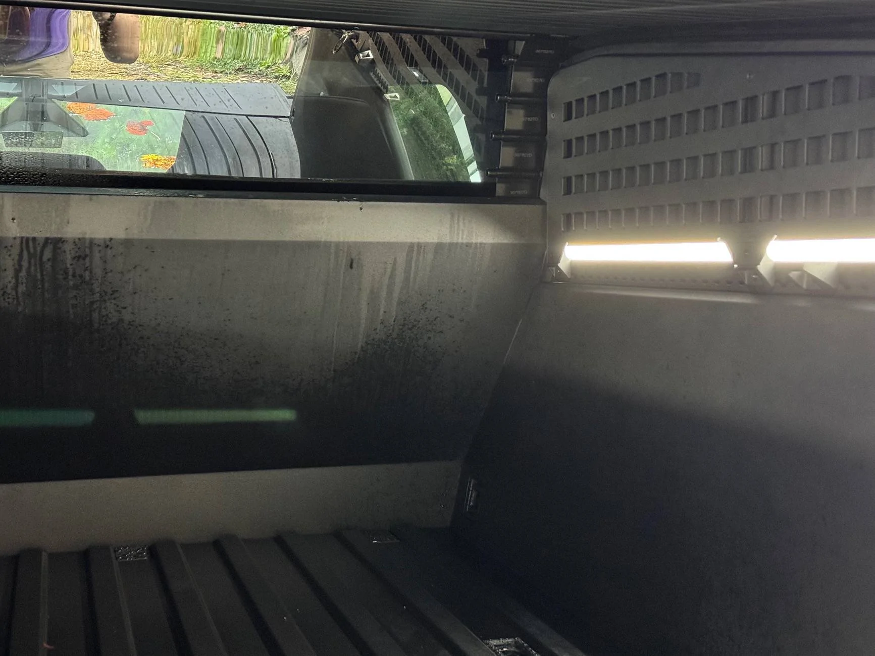 Tesla Roadster 2nd gen Vault cover question - missing piece? IMG_5252