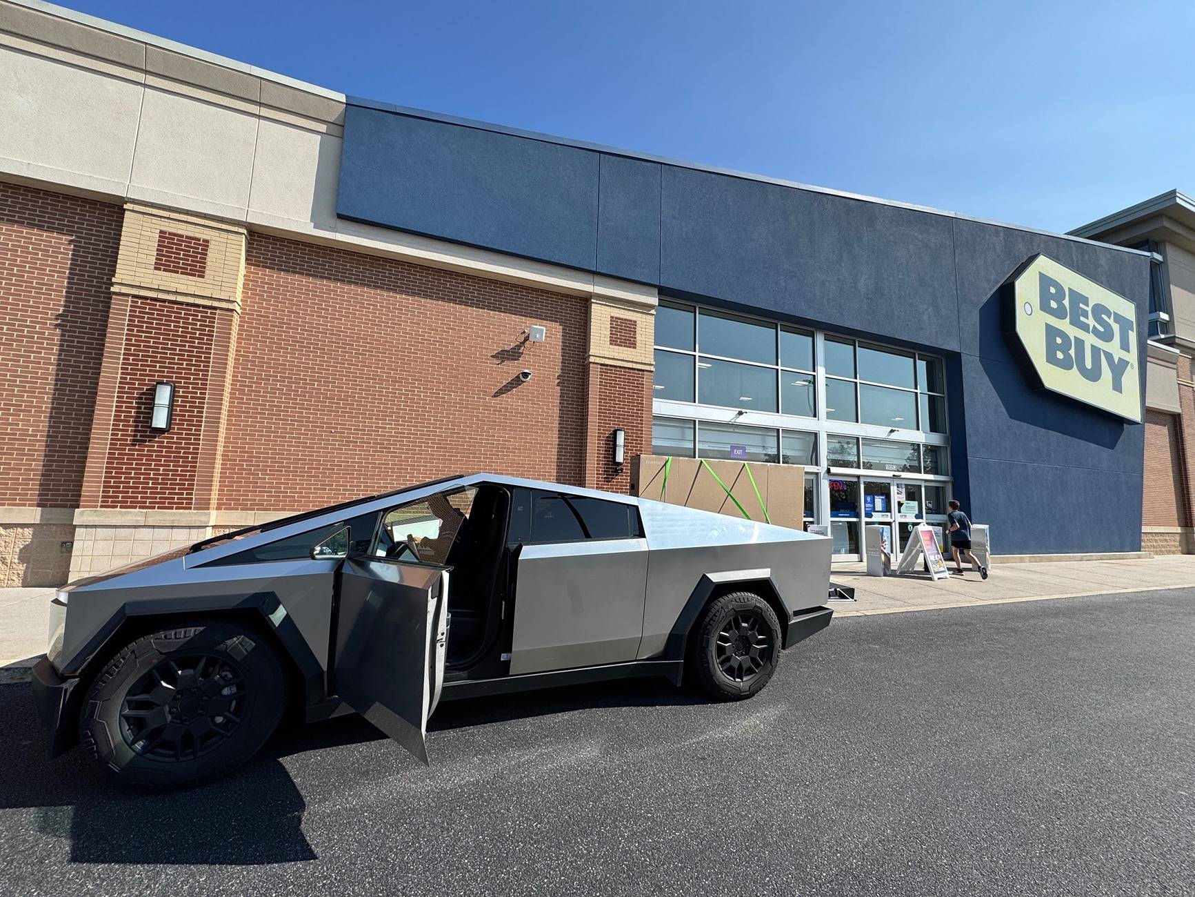 Tesla Cybertruck What Are You Hauling in your Cybertruck? 🦾 👷‍♂️ IMG_6157
