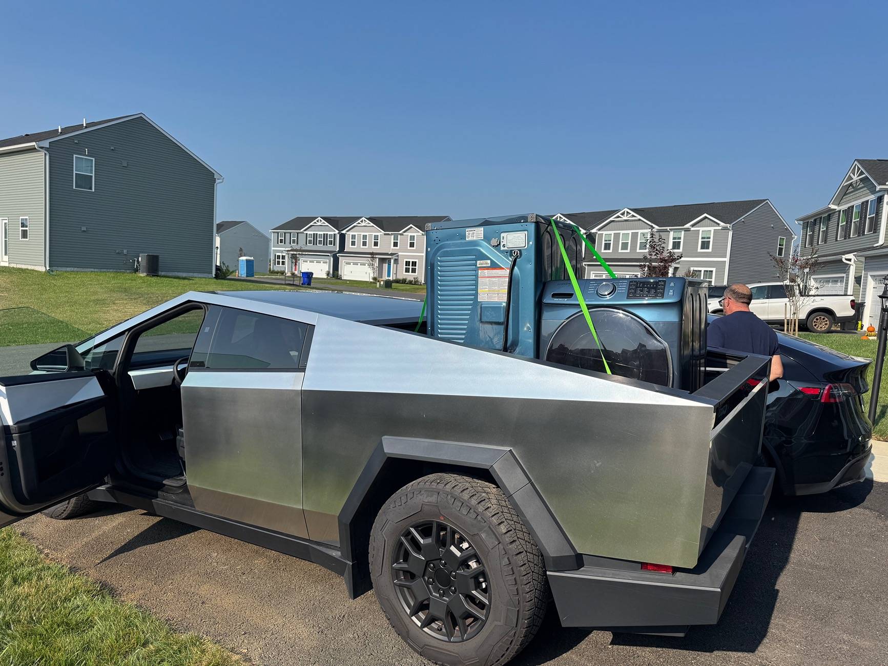 Tesla Cybertruck What Are You Hauling in your Cybertruck? 🦾 👷‍♂️ IMG_6199