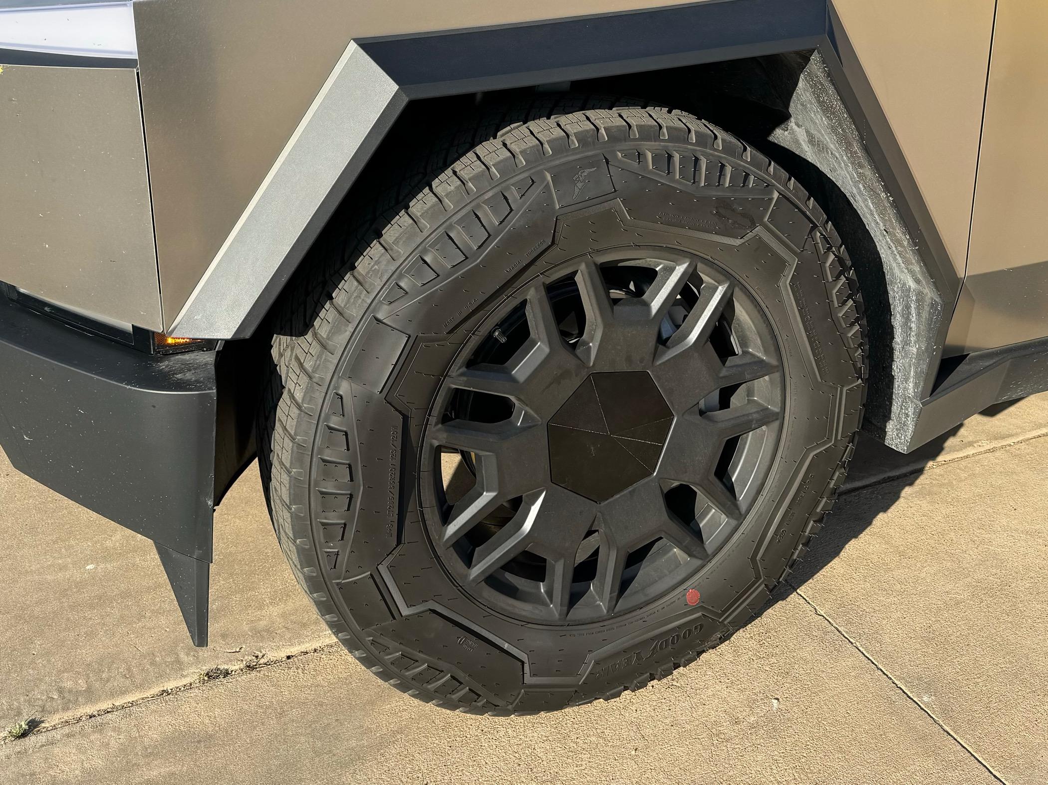 Tesla Roadster 2nd gen Rust in center of wheel hub? IMG_6231