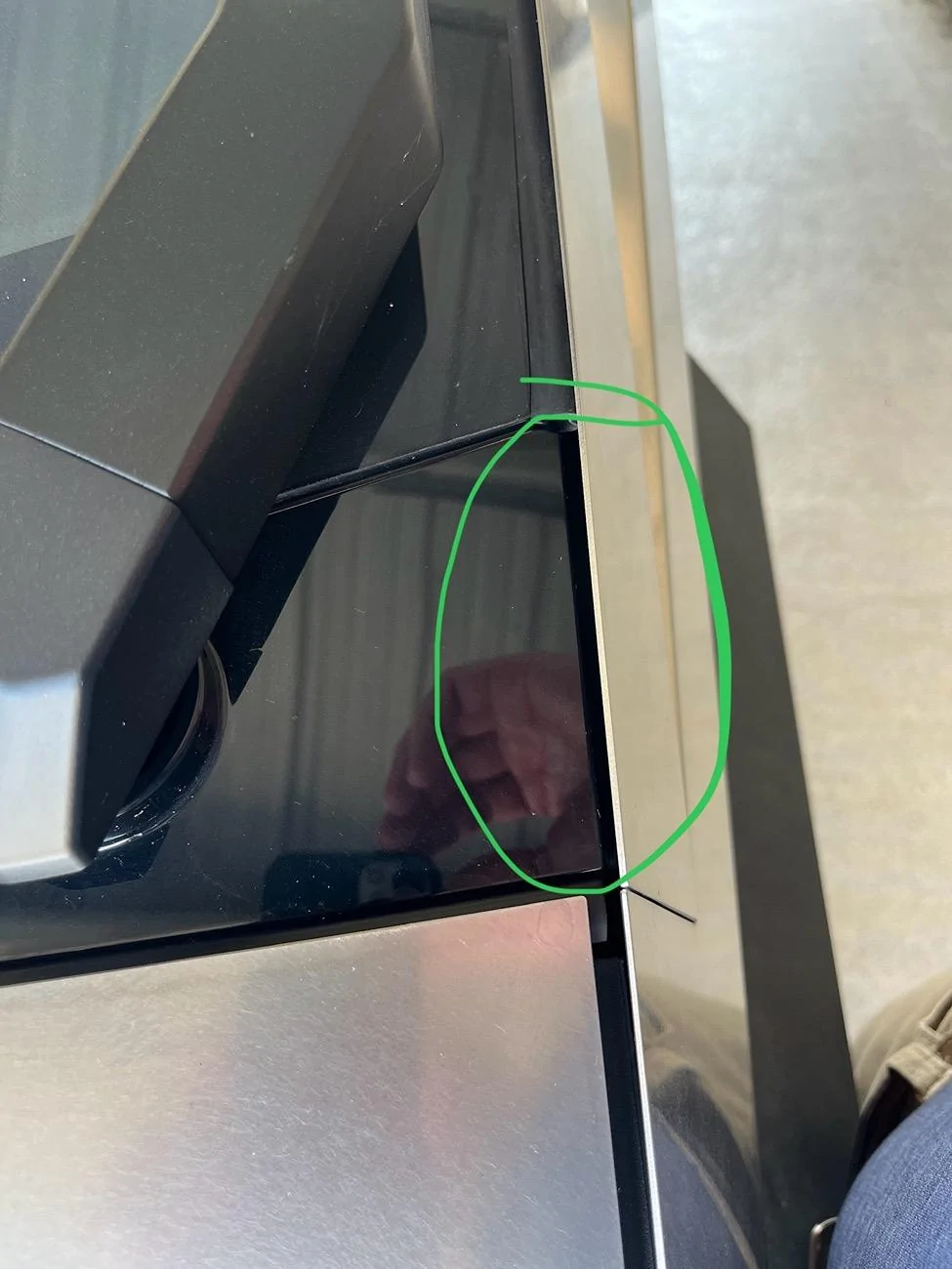 Tesla Roadster 2nd gen Missing gasket near wiper? IMG_6379