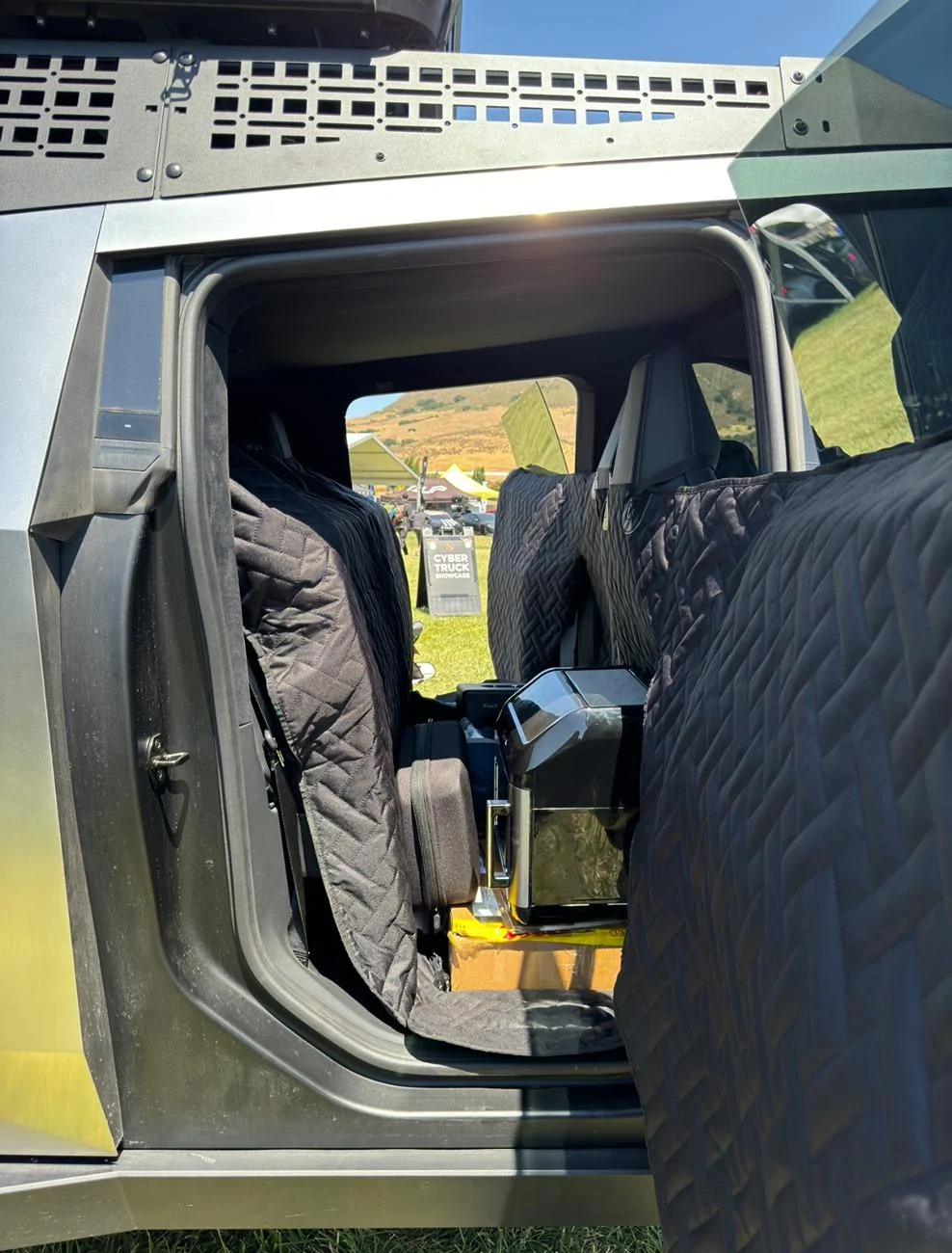 Tesla Cybertruck UranusWander (Previously MarsAccs) Pet Cover v0.2.0 Updates IMG_6488