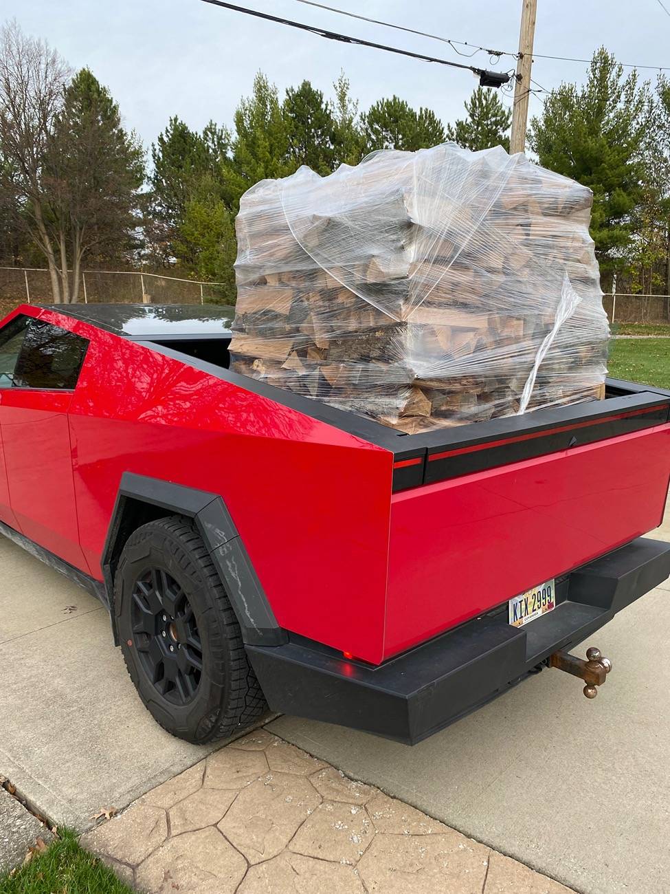Tesla Cybertruck What Are You Hauling in your Cybertruck? 🦾 👷‍♂️ IMG_7627