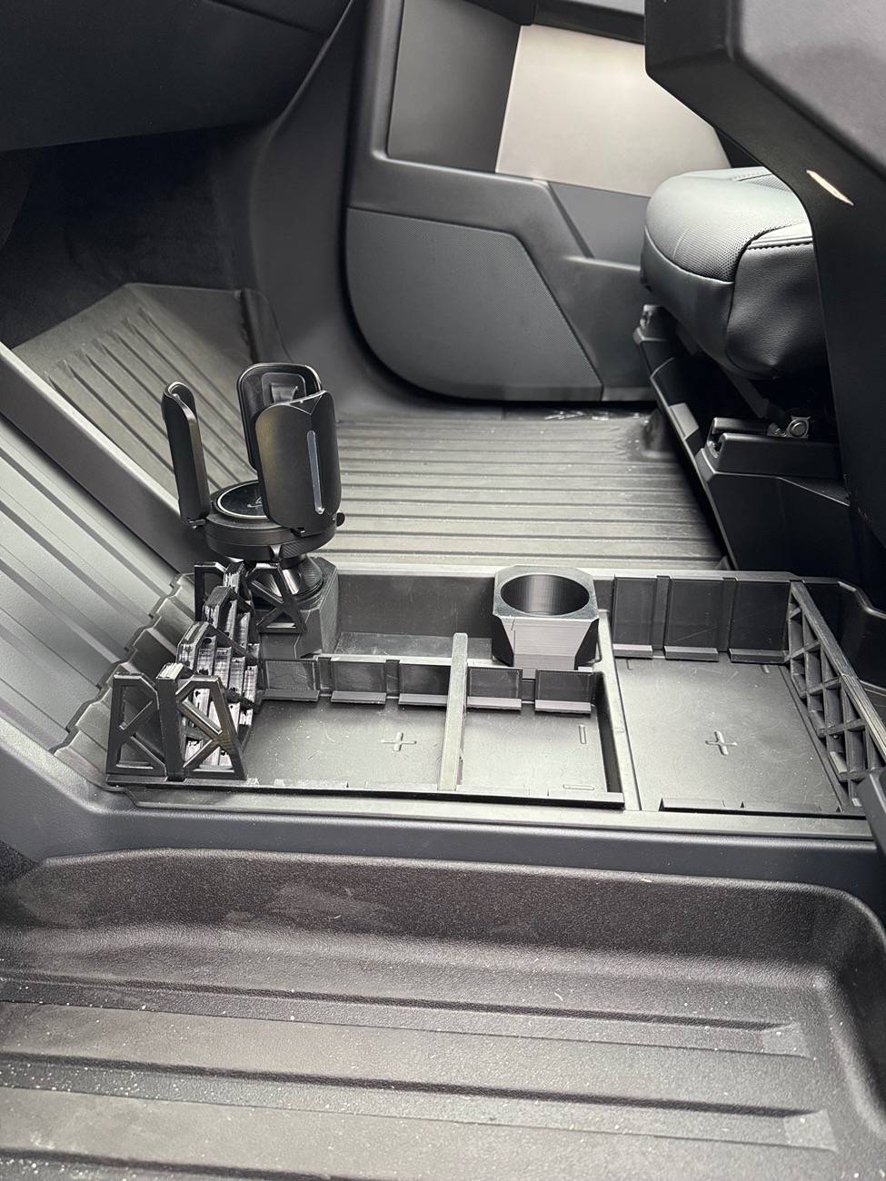 Tesla Roadster 2nd gen Floor Storage Divider available for download (3D print) IMG_9063