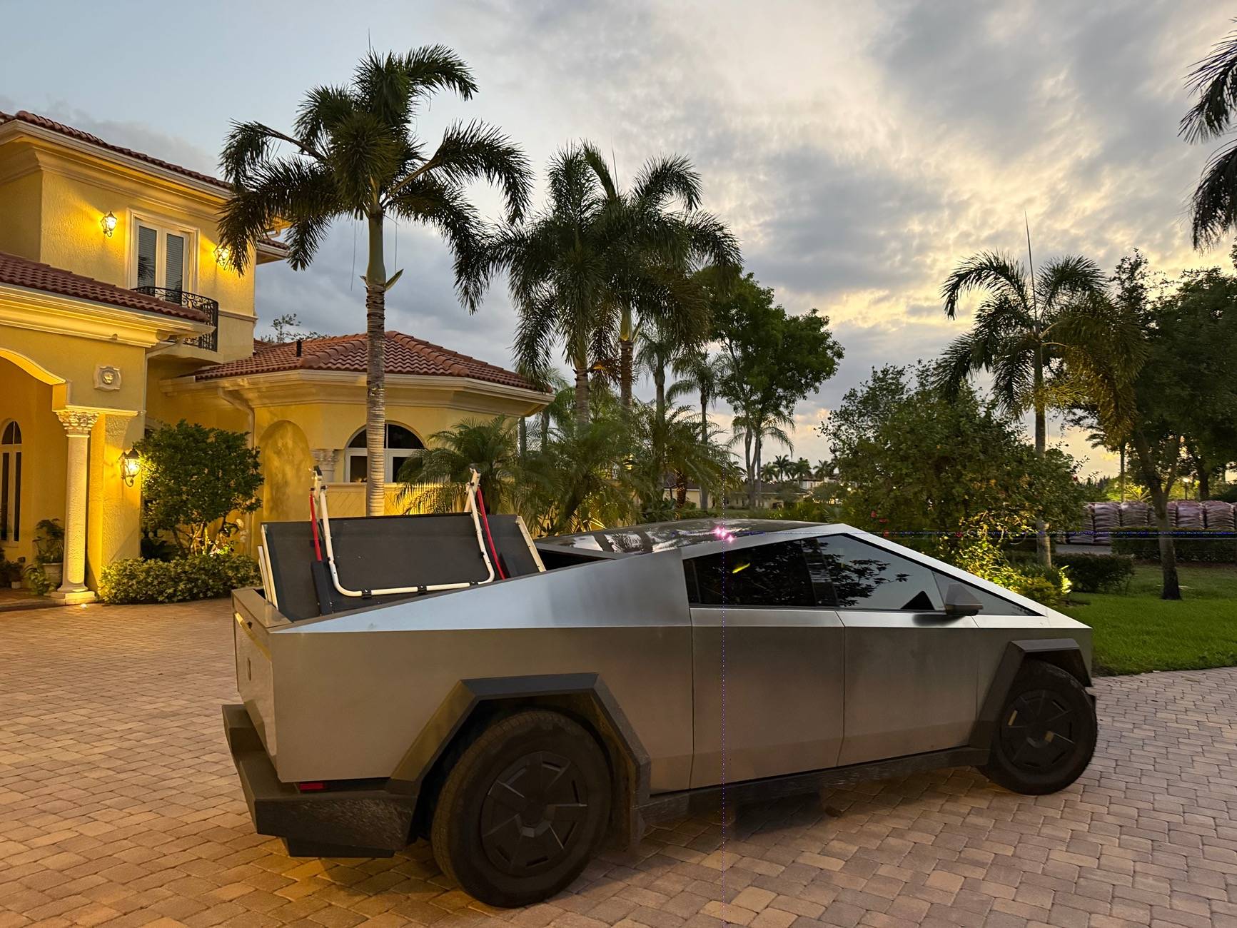 Tesla Cybertruck What did you do TO / WITH your Cybertruck today? 👨🏻‍🔧🧰🚿🛠 IMG_9188