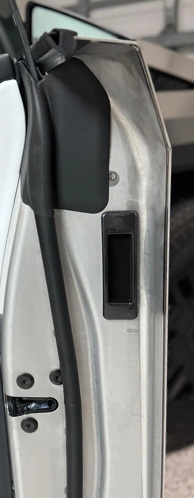 Tesla Roadster 2nd gen Installed doorhandles to prevent fingerprints IMG_9595
