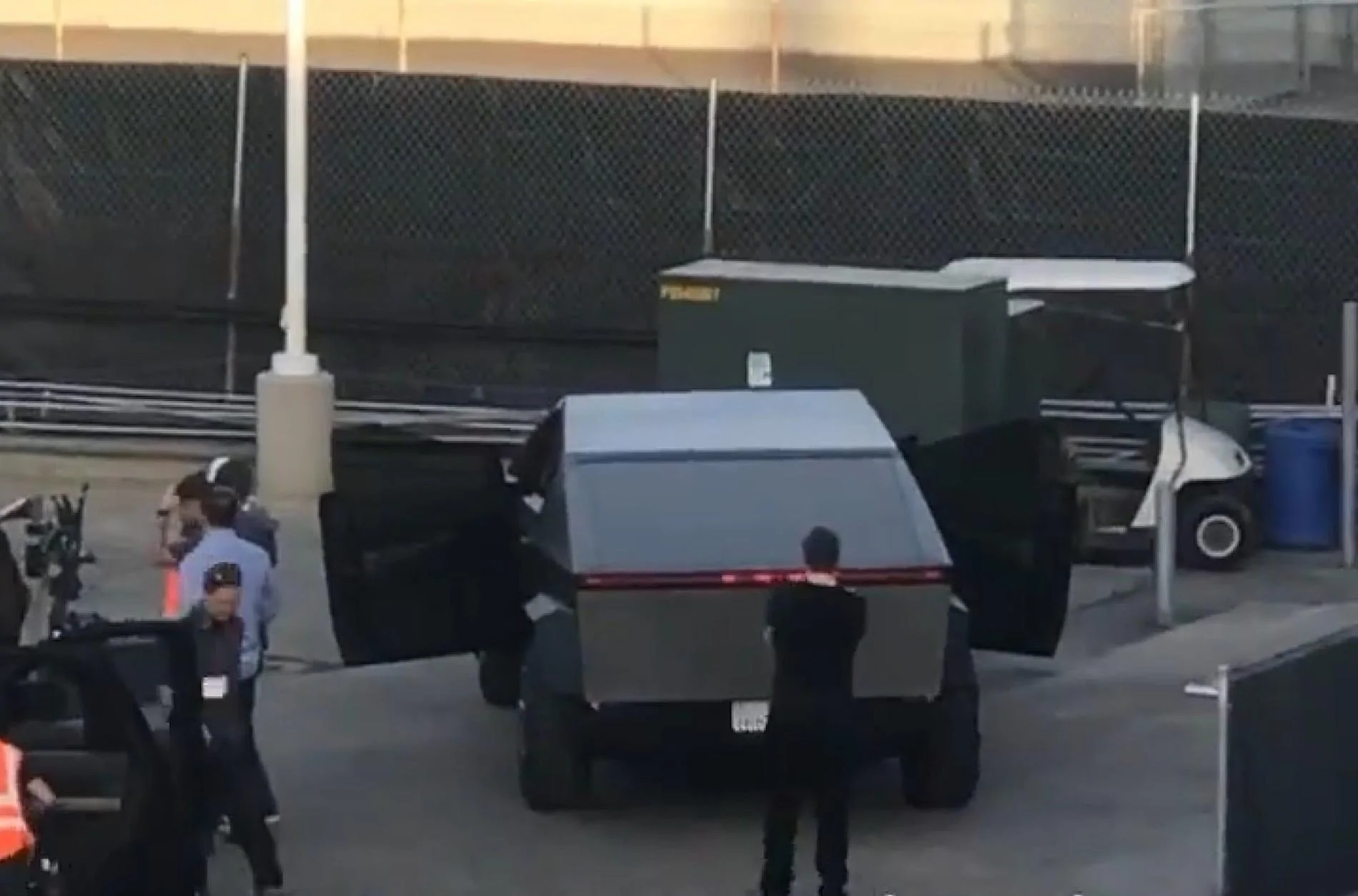Tesla Cybertruck Cybertruck spotted filming for Jay Leno's Garage and accelerating in traffic (video) la-cybertruck-spacex-hq-elon-musk-jay-lenos-garag