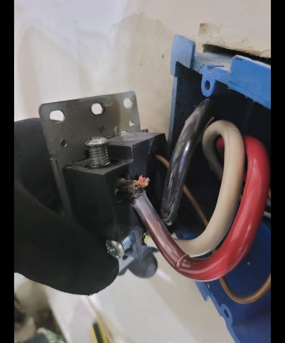 Tesla Roadster 2nd gen Which outlet and breaker for home charger LevitonMelt7