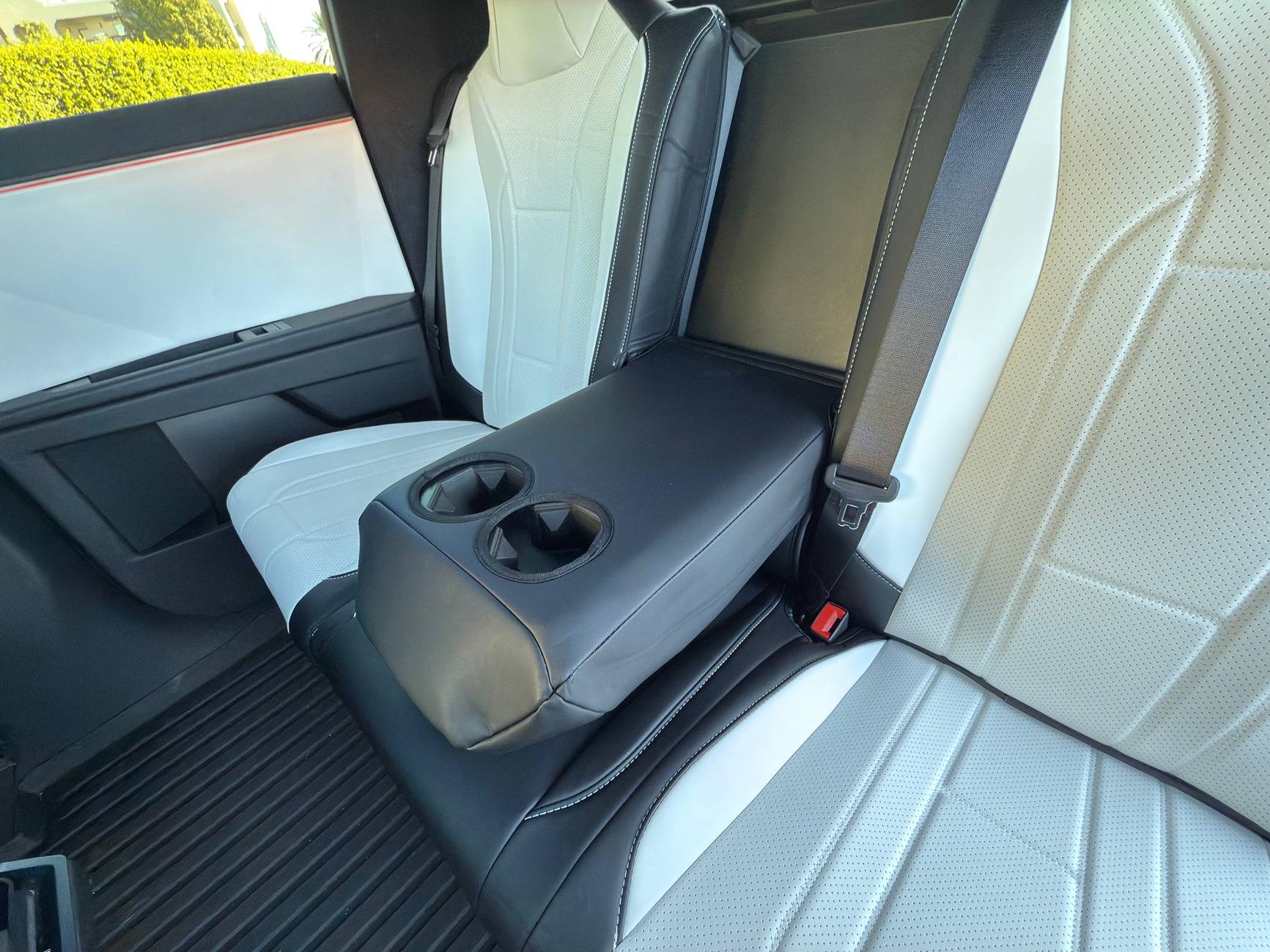 Tesla Cybertruck Upgrade Cybertruck before Christmas with Hansshow accessories! lQDPItjdMj-tVQ_NF6DNH4CwEVb-ZKk3mWsHAsGvsRCbAA_8064_6048