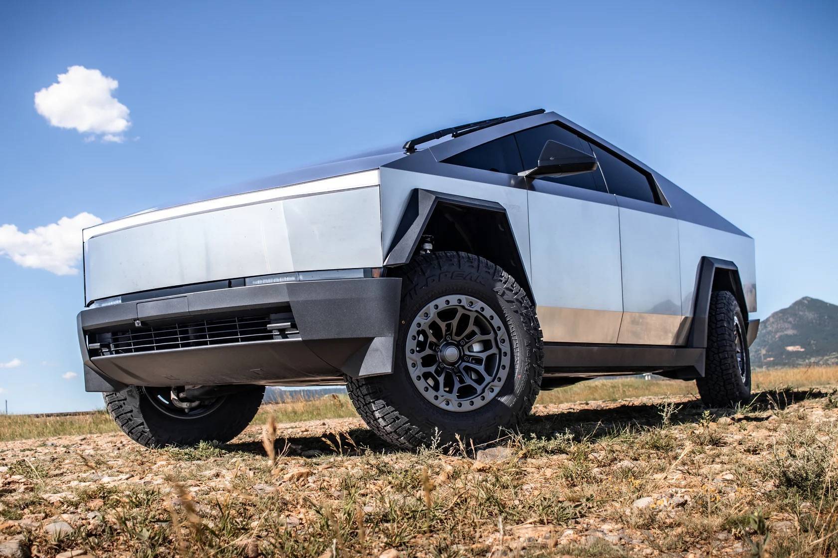 Tesla Cybertruck Martian Wheels 18" Cyber Rover beadlock wheels on Cybertruck martian-wheels-beadlock-tesla-cybertruck-5-jpe