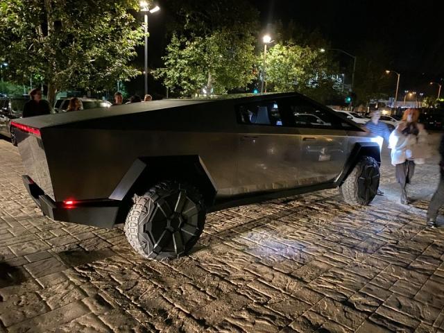 Tesla Roadster 2nd gen Cybertruck bed width...? nobu