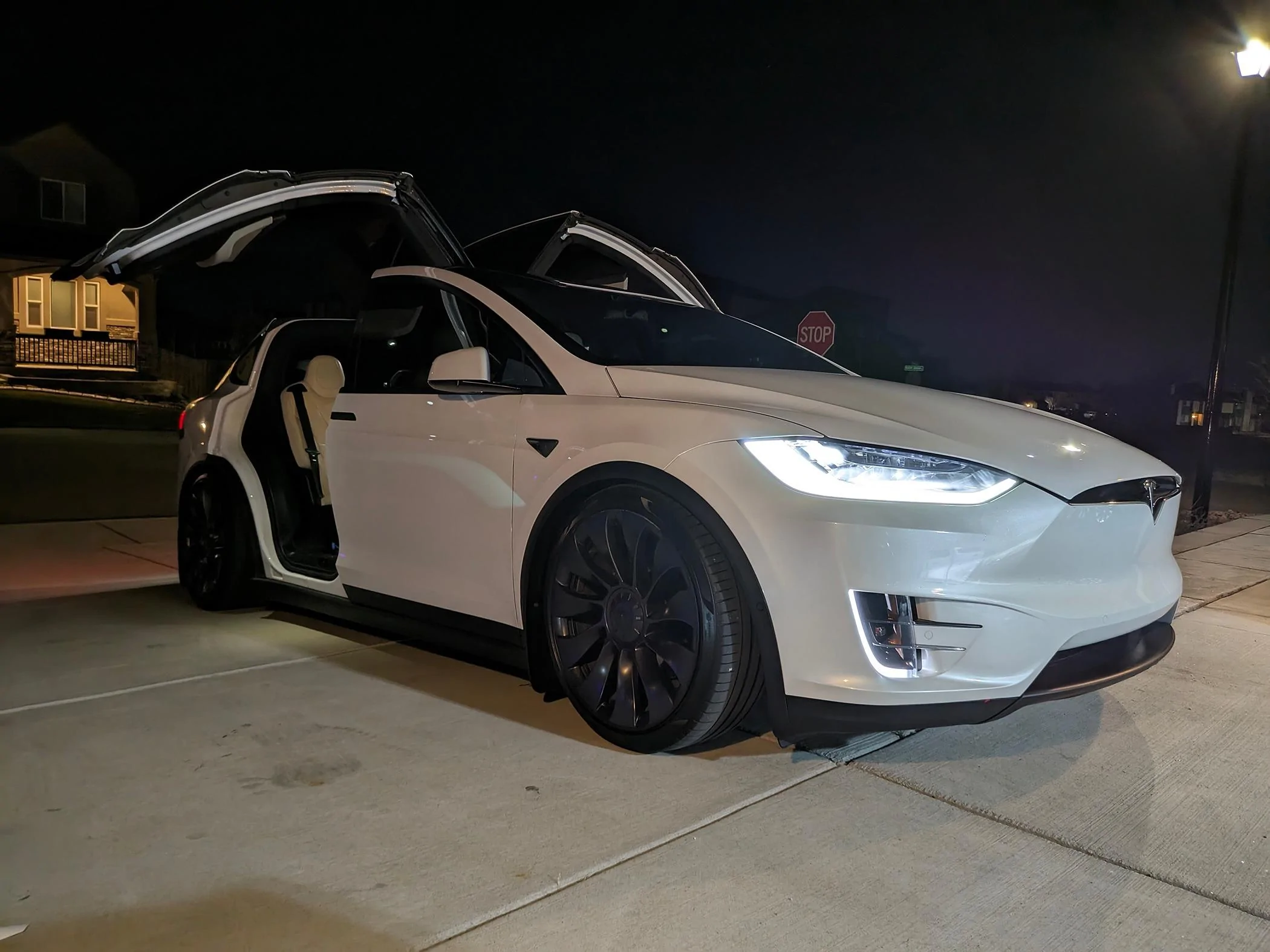 Tesla Roadster 2nd gen Changing tires on Cybertruck. Anyone know?? PXL_20240424_070903237