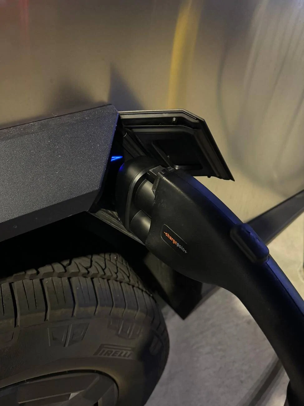 Tesla Roadster 2nd gen Charging cybertruck with CCS standard adapter tempImagemSF3Y9