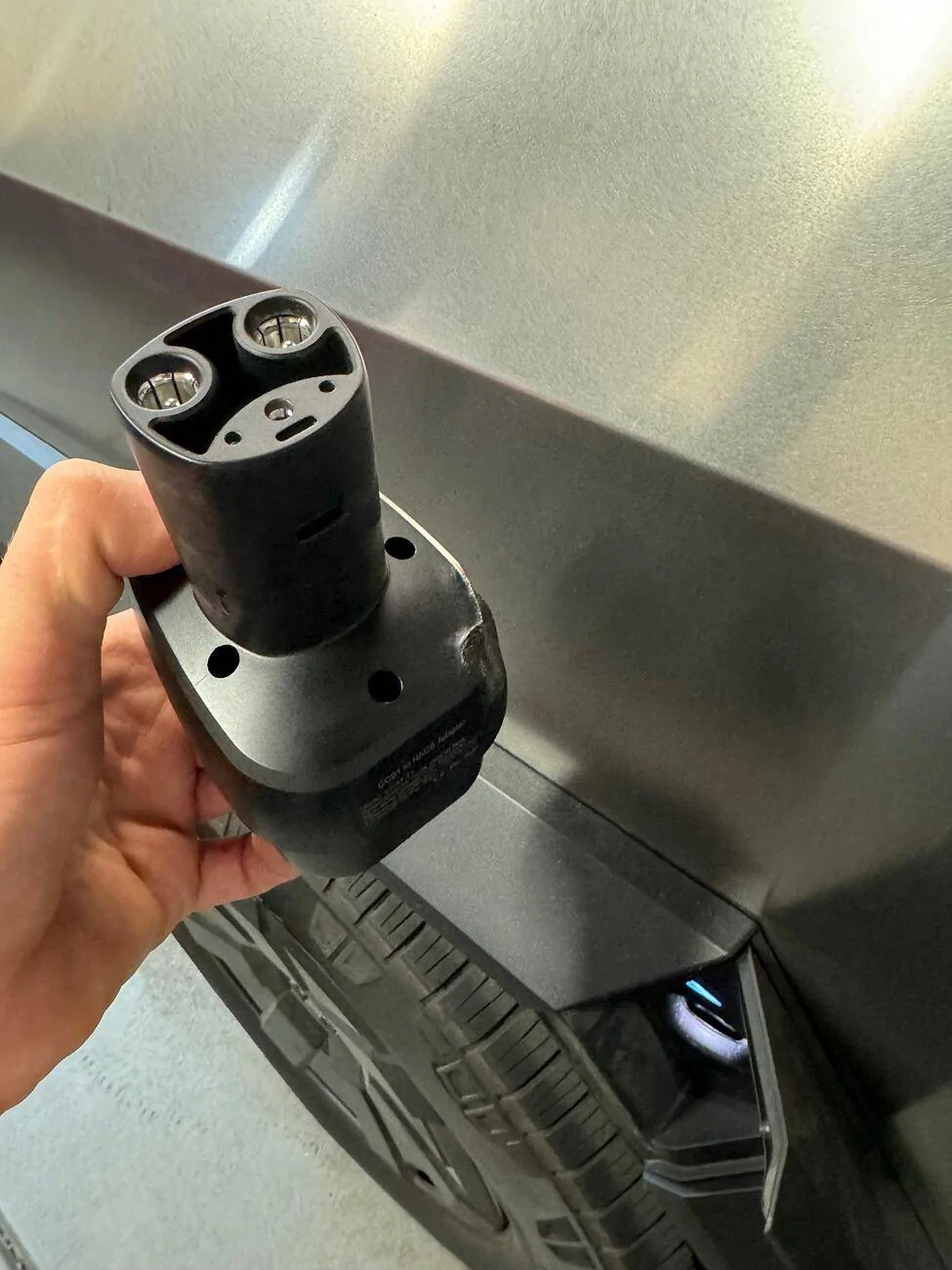 Tesla Roadster 2nd gen Charging cybertruck with CCS standard adapter tempImagenqnXEu