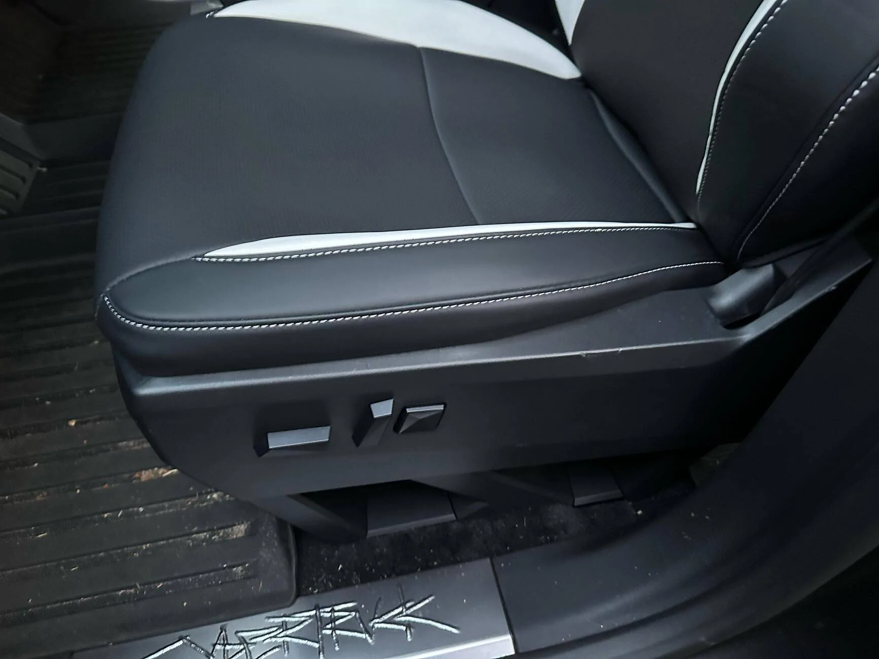 Tesla Roadster 2nd gen White seat covers from Elecfresh tempImageOGSj3N
