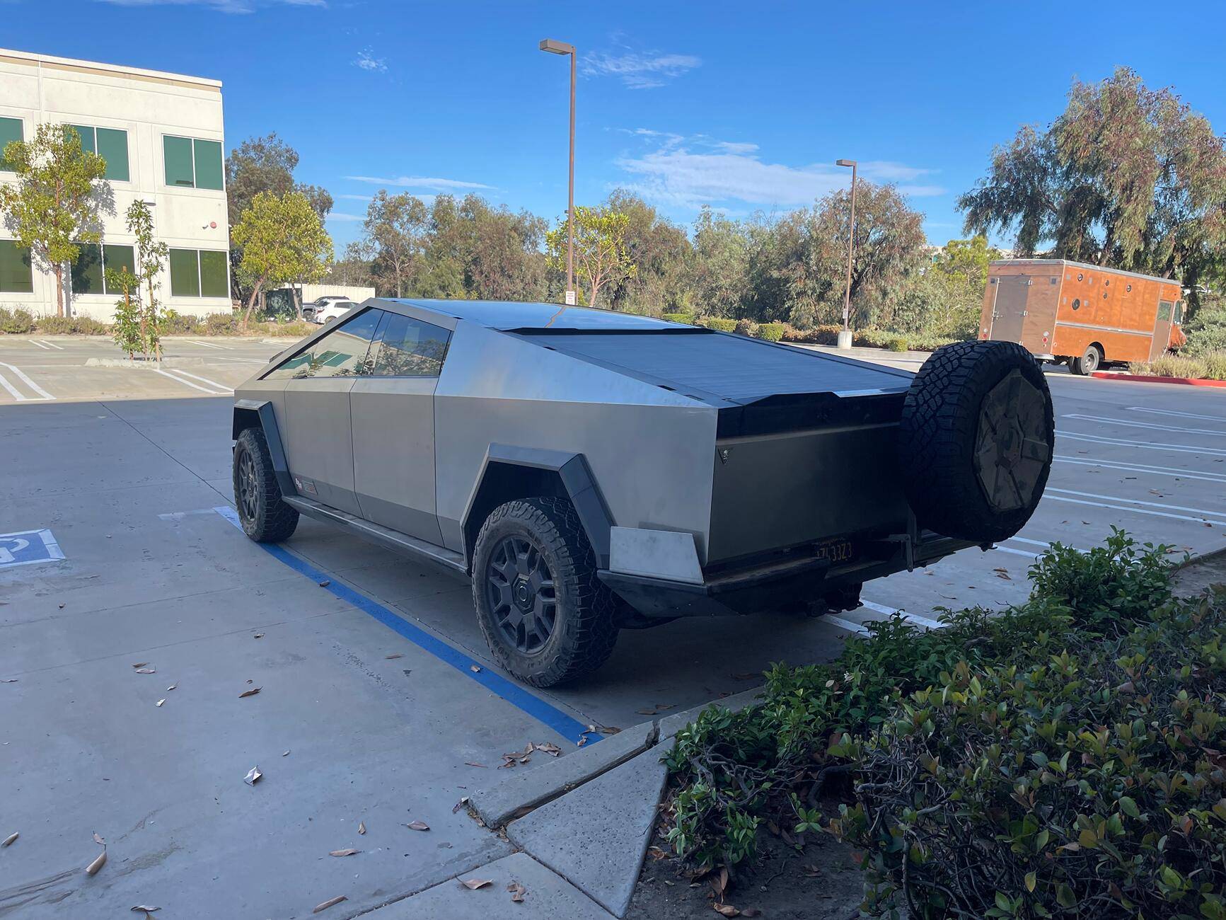Tesla Roadster 2nd gen 💥 CYBERTRUCKco Heavy-Duty Aluminum Rear Bumper launched! 💥 tempImageWOJJDv