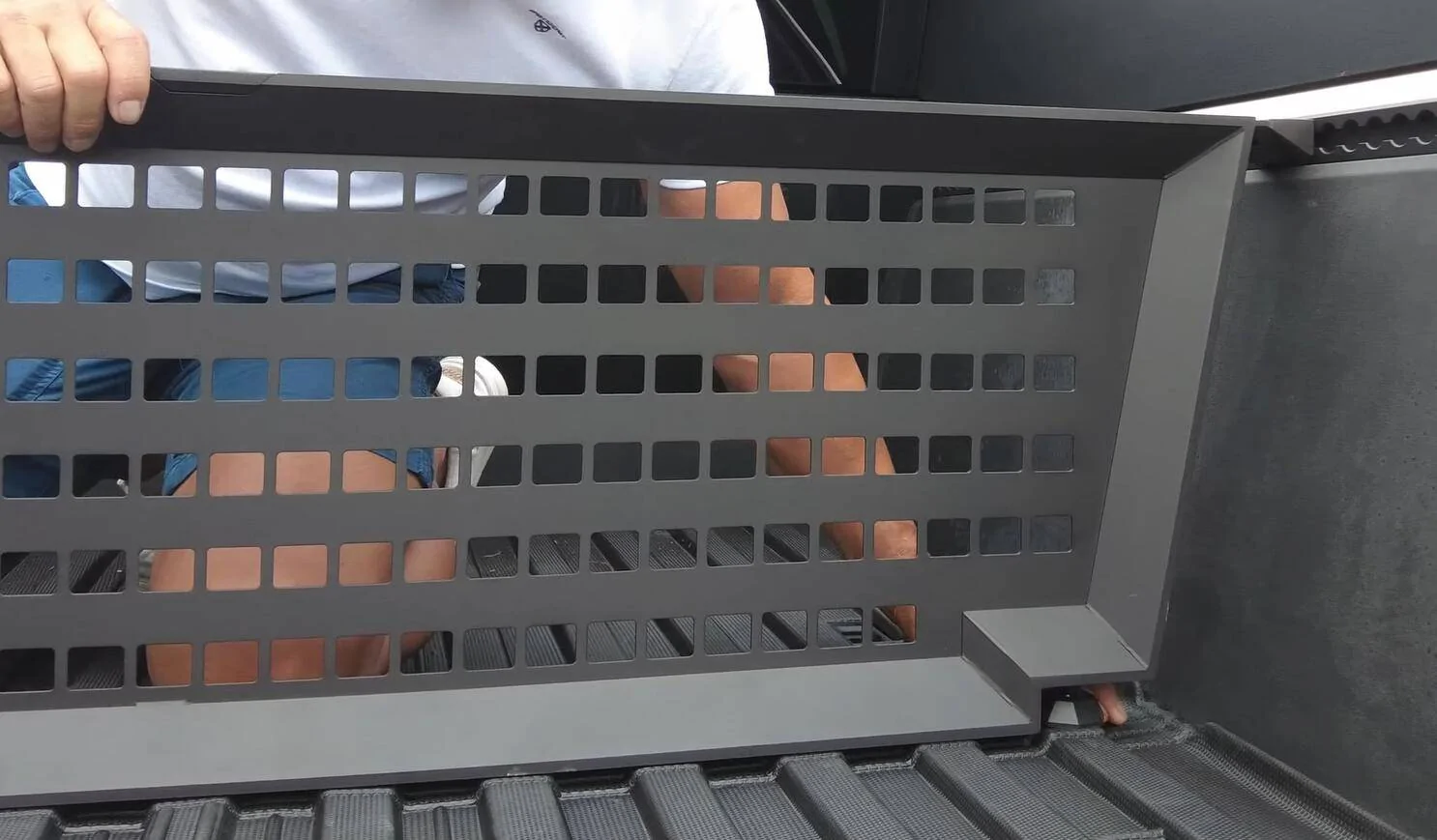 Tesla Cybertruck 🚀 Upgraded Cargo Divider's Most Comprehensive Review Video:  Solved  the OEM Issues that bother you most! 🚚 Teslaunch Cargo Divider (4)