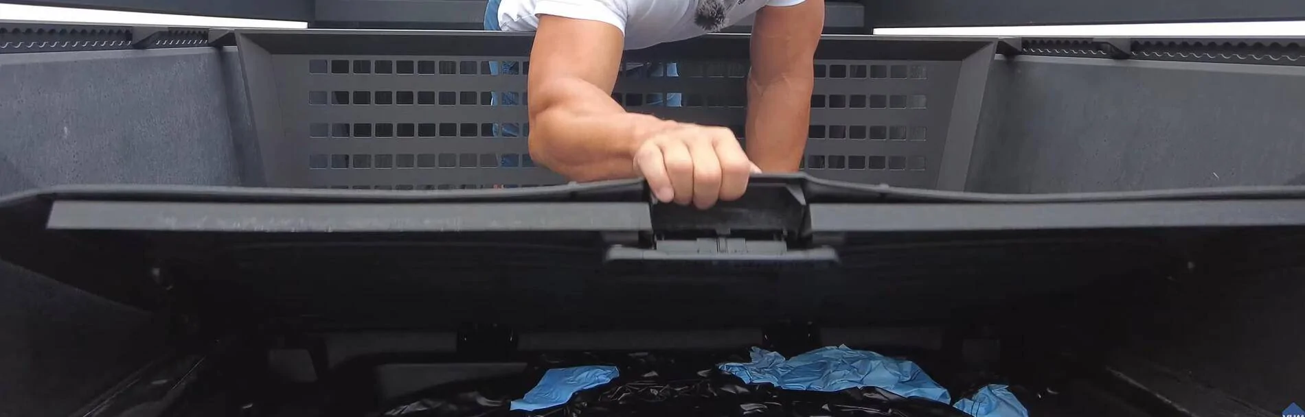 Tesla Cybertruck 🚀 Upgraded Cargo Divider's Most Comprehensive Review Video:  Solved  the OEM Issues that bother you most! 🚚 Teslaunch Cargo Divider (5)