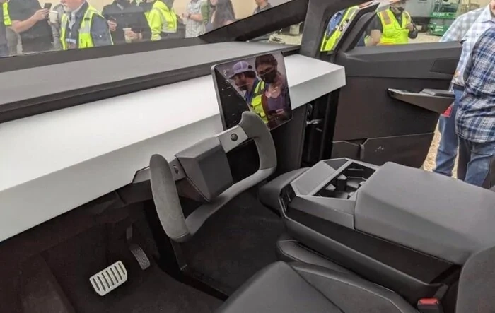 Elon confirms Tesla Cybertruck will have yoke steering wheel and will be a ‘tech bandwagon’ (11/29/21)